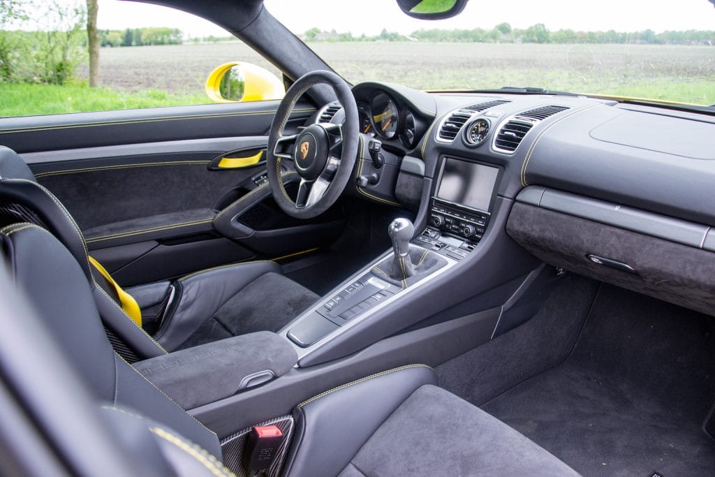 pe-vierenzestig-cayman-gt4-300dpi-8597