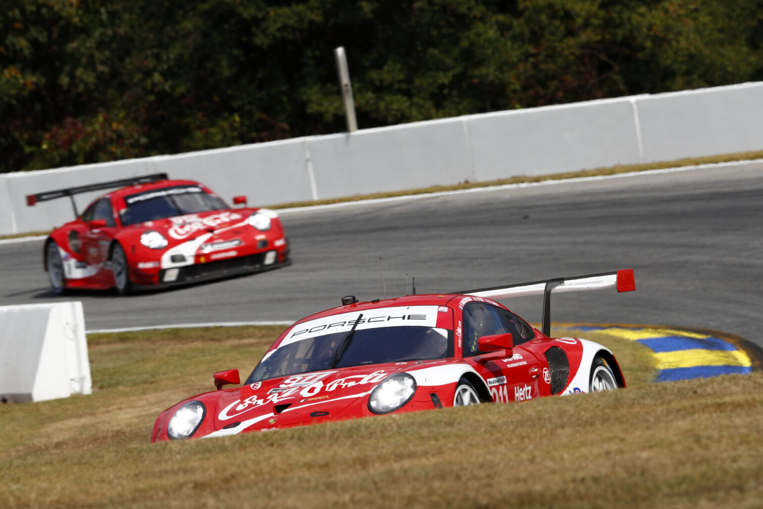 De beide fabrieks-Porsche 911 RSR’s reden tijdens de tien-uursrace Petit Le Mans in Coca-Cola-kleuren.