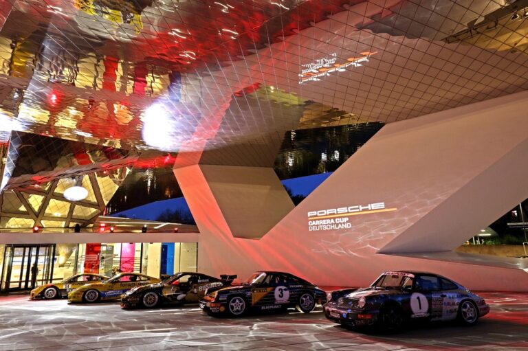 Meerdere generaties Porsche 911 Cup-auto’s stonden zaterdagavond voor de ingang van het Porsche Museum opgesteld.