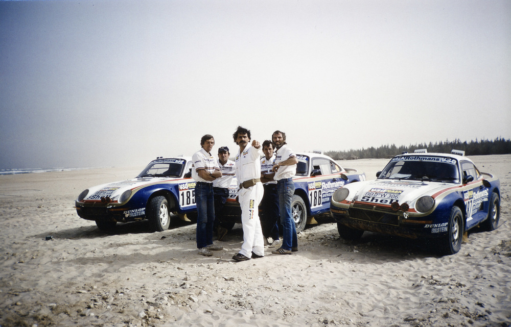 Claude Brasseur (2e van links) met Jacky Ickx voorop de 959 in de Rally Parijs-Dakar. (Foto: Porsche AG)