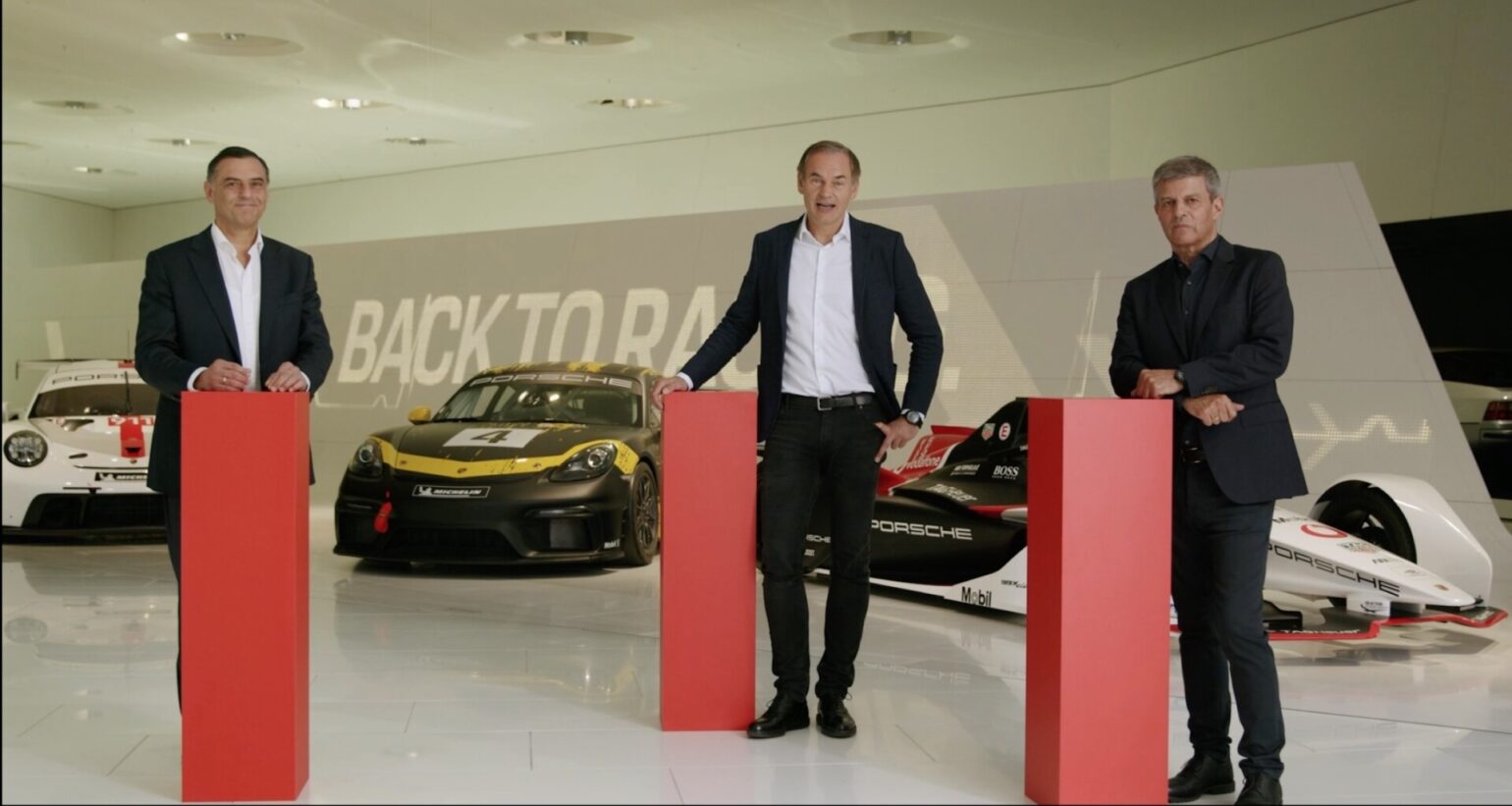 Vanuit het Porsche-museum spraken Michael Steiner, bestuurslid technische ontwikkeling, Oliver Blume, voorzitter van de raad van bestuur en Fritz Enzinger, hoofd Porsche Motorsport, de kijkers toe. (Foto: screenshot)