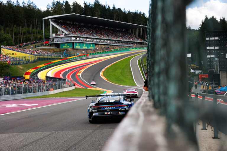Een aantrekkelijk perspectief: Porsche 911 Cup-auto’s op Spa-Francorchamps. (Foto: Porsche AG)